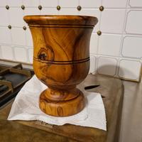 antico mortaio e scultura in radica di ulivo