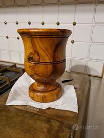 antico mortaio e scultura in radica di ulivo