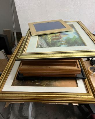 Mix di quadri e cornici vintage