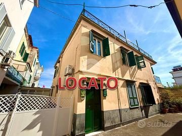 2 LOCALI A NAPOLI