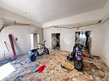 NEGOZIO A NAPOLI