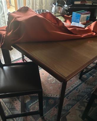 Tavolo robusto allungabile con 5 sedie