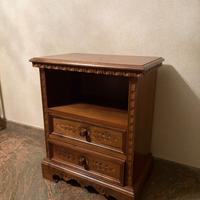 Comodino in legno massello intagliato