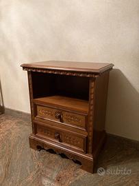 Comodino in legno massello intagliato