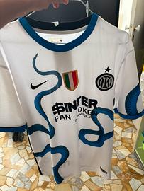 maglia away dell'Inter (stagione 2021/2022)