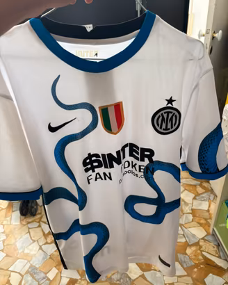 maglia away dell'Inter (stagione 2021/2022)