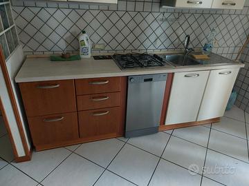 Cucina con lavastoviglie