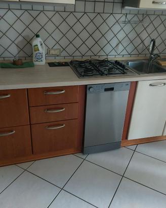 Cucina con lavastoviglie