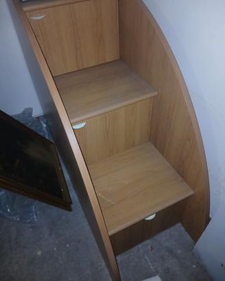 Scala con contenitori 