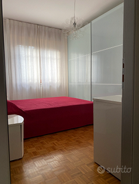 Camera matrimoniale moderna laccata bianca e vetro