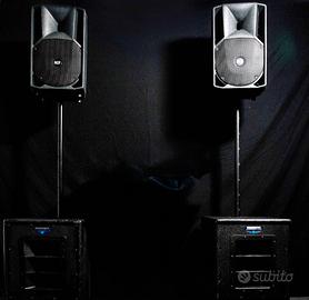 Impianto audio due casse e sue sub per dj set live