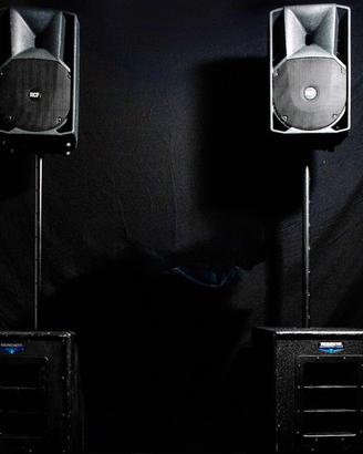 Impianto audio due casse e sue sub per dj set live