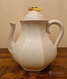 Teiera in ceramica bianca con ape decorativa