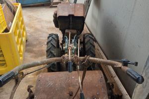 TRATTORE CON CARRELLO