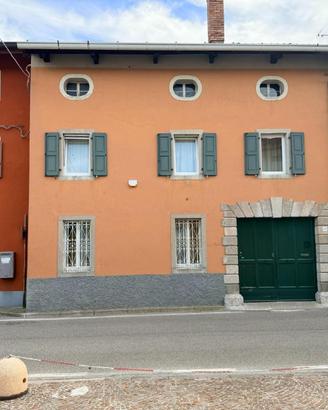 CASA PADRONALE CON MINIAPPARTAMENTI E GIARDINO
