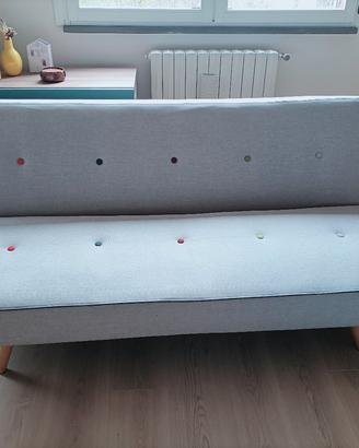 Divano letto beige con bottoni colorati