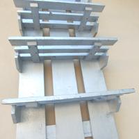 Scaffali in legno per fioriera o da garage