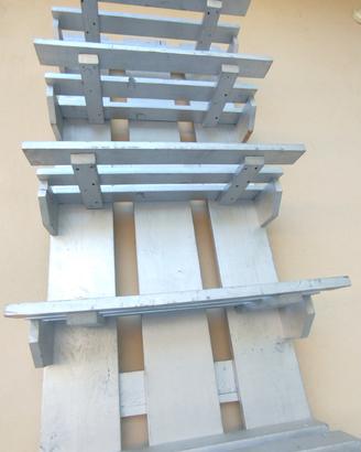 Scaffali in legno per fioriera o da garage