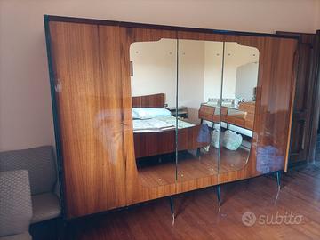 Armadio vintage in legno