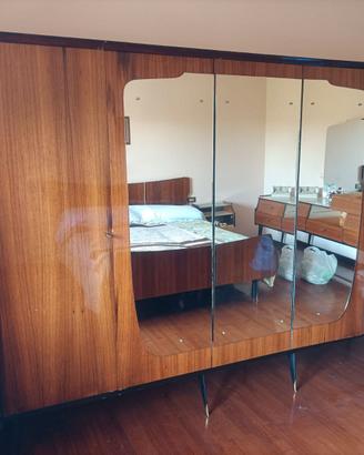 Armadio vintage in legno