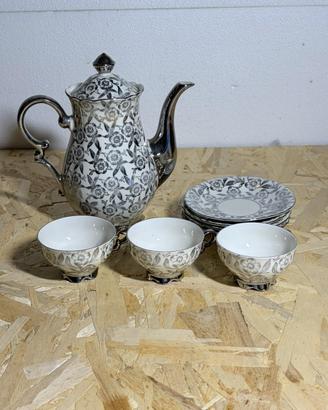 Servizio caffè fiori con caffettiera tazzine