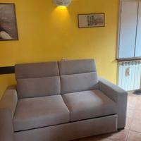 Divano grigio chiaro 