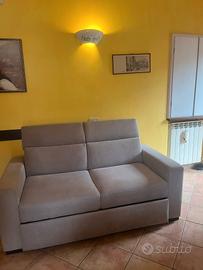 Divano grigio chiaro 