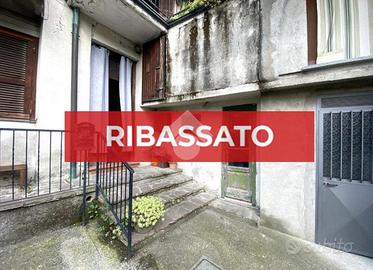 CASA DI CORTE A ADRO