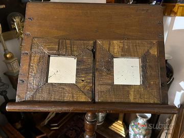 Coppia di specchi in cornice di legno di castagno