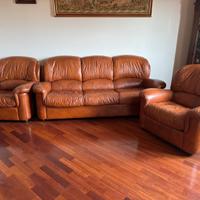 Divano com due poltrone e un porta bottiglie