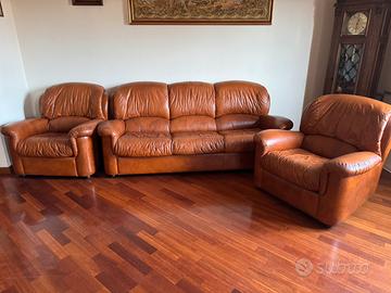 Divano com due poltrone e un porta bottiglie