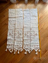 2 Tendine, ricamate, cotone ecrù