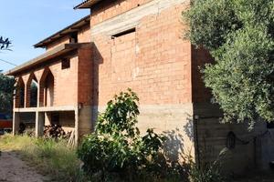 Fabbricato residenziale più capannone