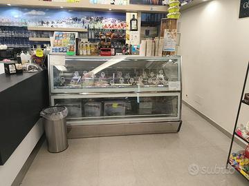 Bar completo Vetrine espositive, retrobanco