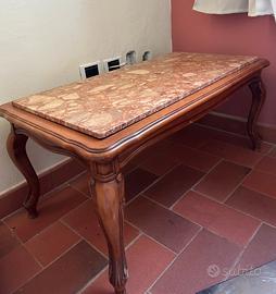 Tavolino da salotto in legno con piano in marmo