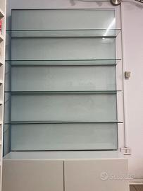 mobiletto + vetrina al muro IKEA