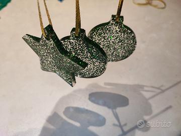 tris di oggetti in resina da appendere all'albero 