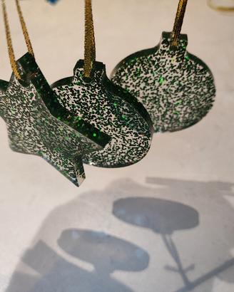 tris di oggetti in resina da appendere all'albero 