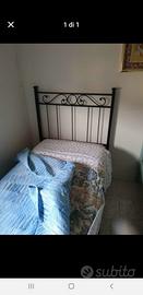lettino in ferro battuto con rete e materasso