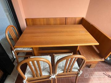 Tavolo in legno con sedie e panche contenutore