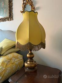 Lampada da tavolo con paralume