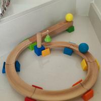 Pista per palline in legno