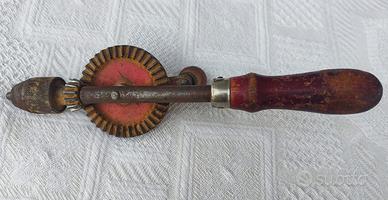 Antico trapano a manovella