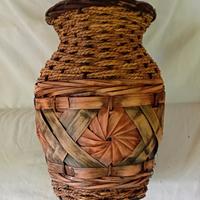 Vaso in terracotta rivestito in corda e vimini 