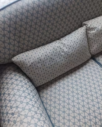 Splendida coppia di divani in stile classico
