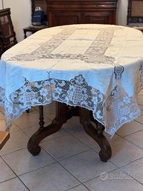 Tovaglia ricamata a mano