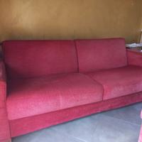 Divano letto tre posti in tessuto Bodema con pouff