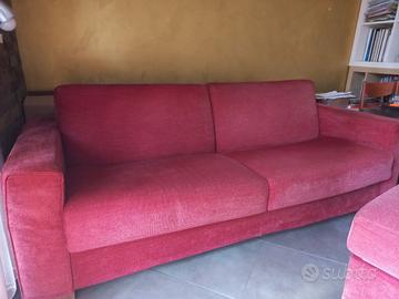 Divano letto tre posti in tessuto Bodema con pouff