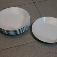 Piatti di varie forme e colori a 1 euro l'uno