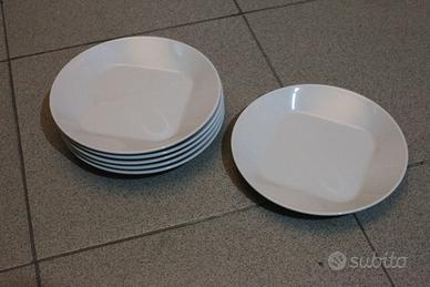 Piatti di varie forme e colori a 1 euro l'uno